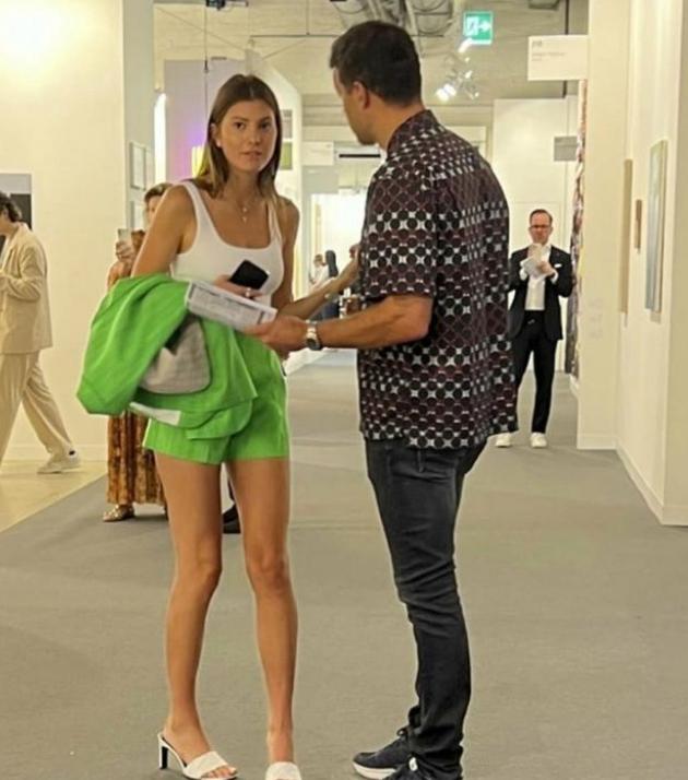 45岁德国足球巨星与去世儿子密友约会，街头拥吻不避讳，得到祝福