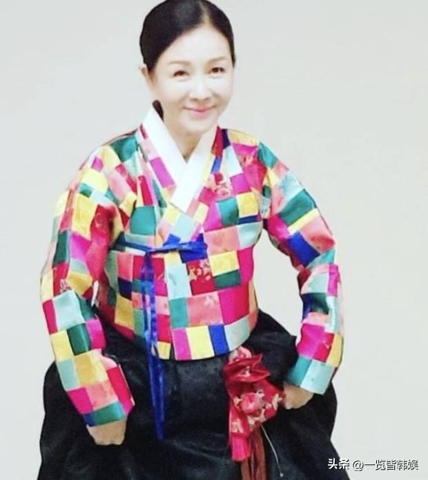 朴俊琴年轻时的照片,朴俊琴演出衣服品牌