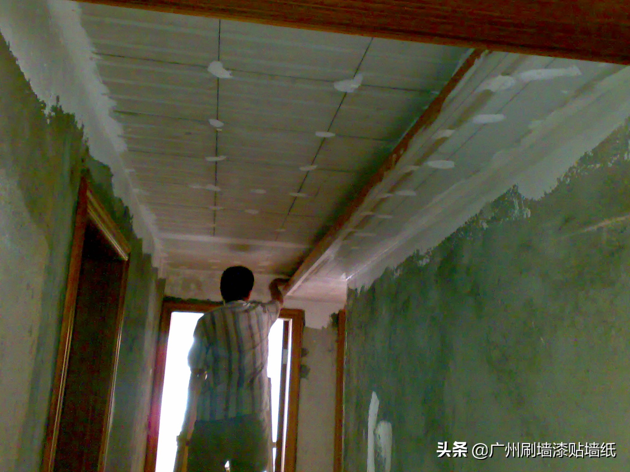 刷墙面漆之前要清理地面吗,刷墙壁漆要不要铲墙皮