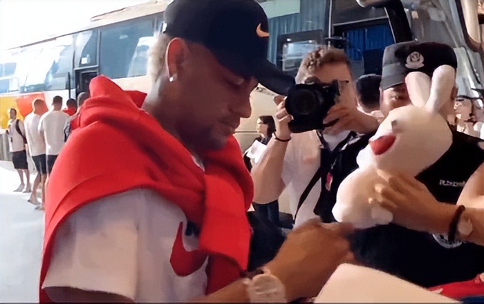 内马尔进球为白血病男孩跳舞,内马尔学患病孩子进球跳舞