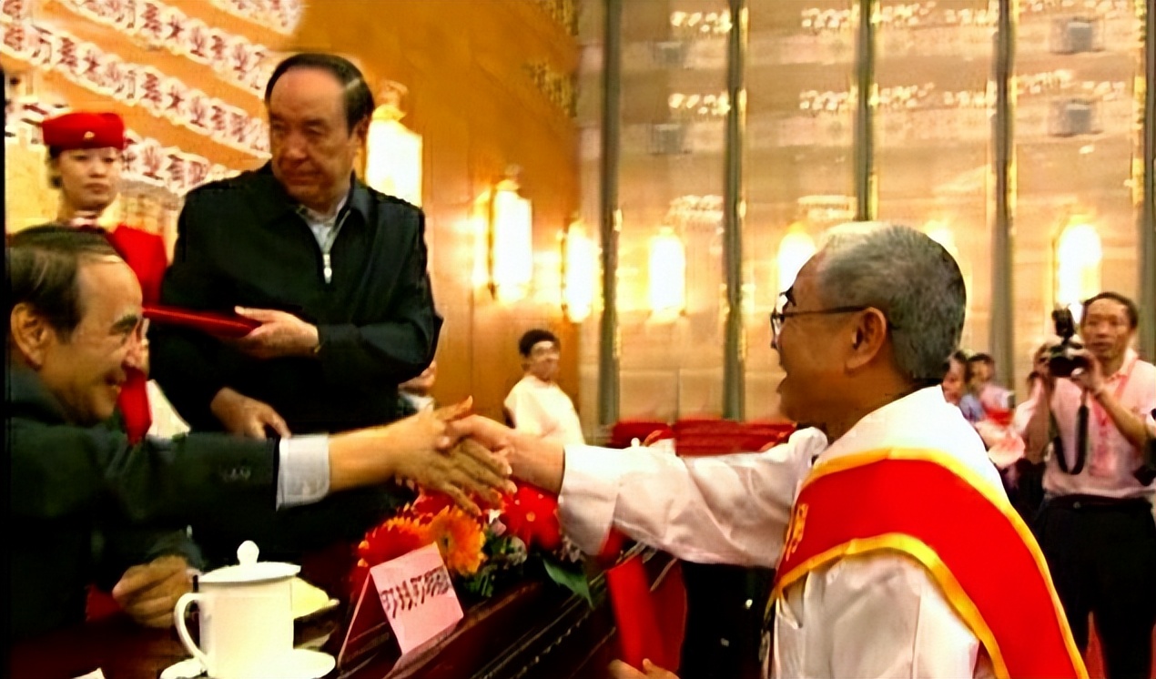 医心向*党**仁心为民——专访陕西省兴平市北十字社区综合医院*党**支部书记、院长朱理明