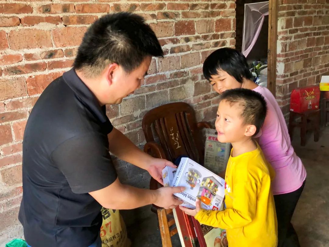 深圳红马甲公益,深圳红马甲正能量