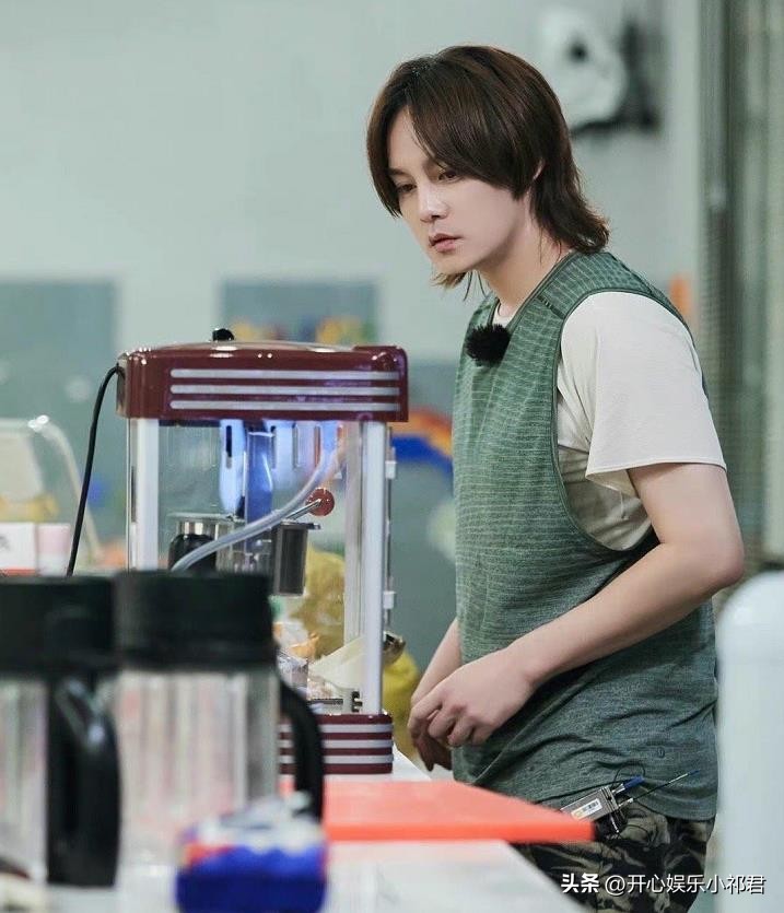 鹿晗发型黑发同款中分,鹿晗在韩国三七分系列发型