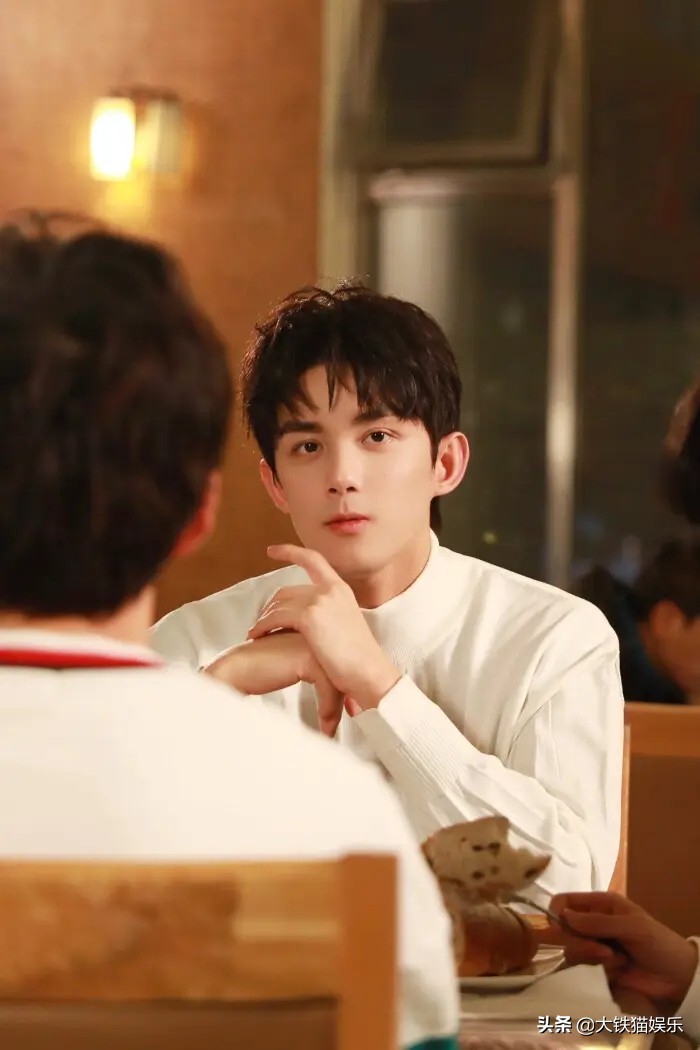 胡歌为礼仪小姐姐化解尴尬娱乐,胡歌帮礼仪小姐解围对比