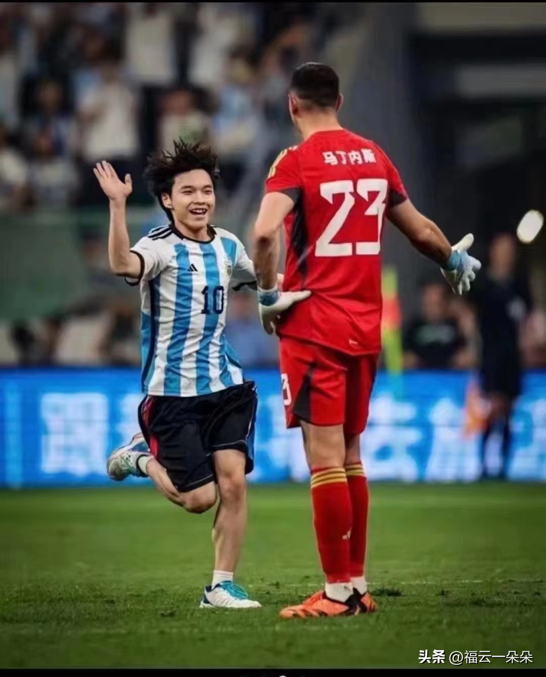 小伙冲进球场抱梅西处罚,闯赛场抱梅西小伙被拘