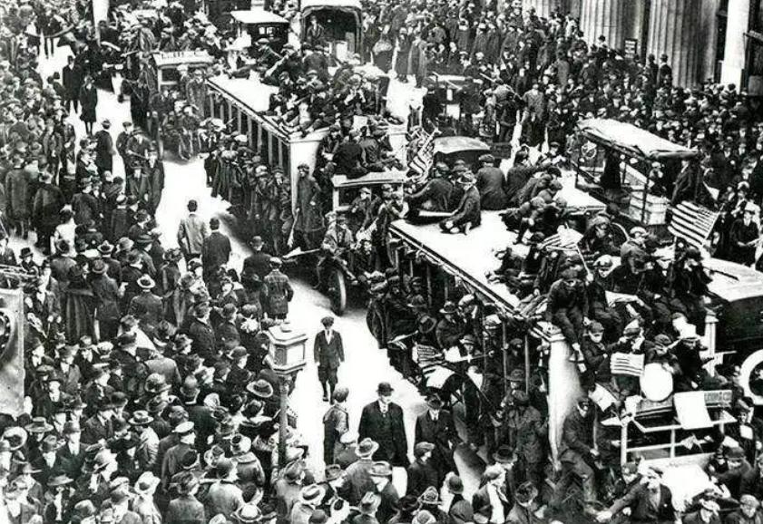 战争、流感和债务，现在的美国正重复着百年前英国衰落的老路