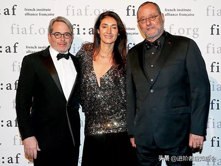 欧美明星时尚街拍2019年7月30日,欧美老年时尚博主穿羽绒服街拍