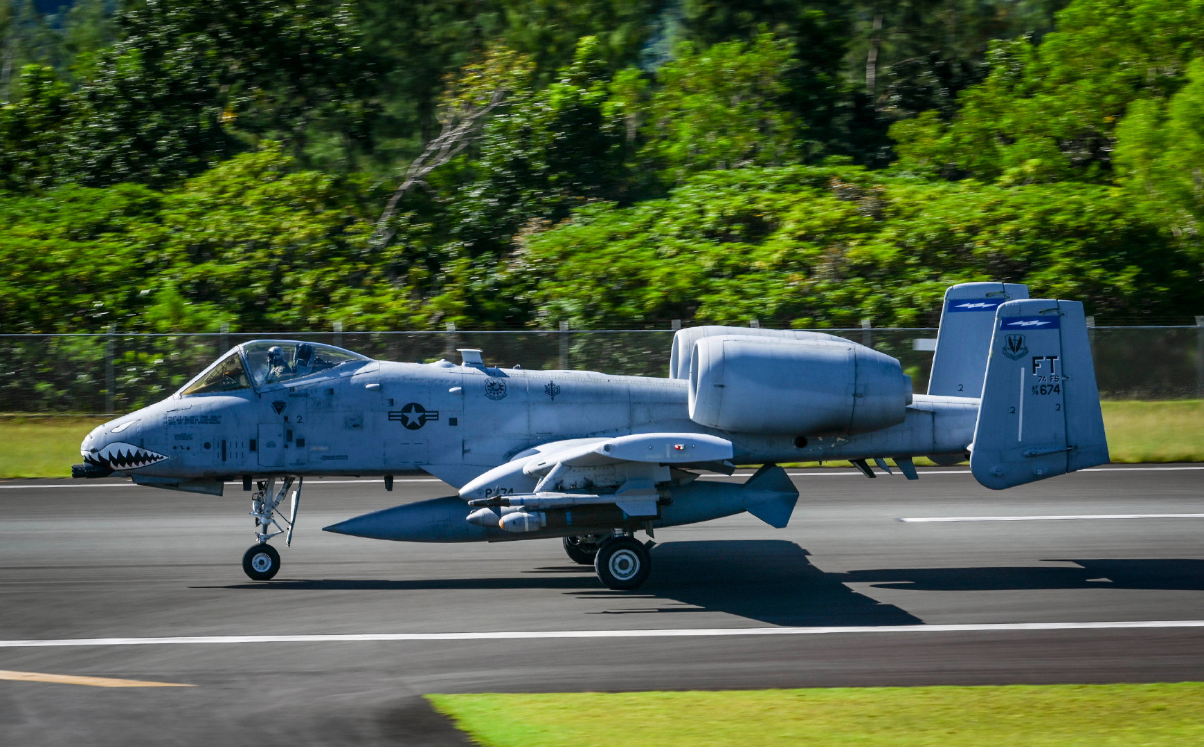 雷电a10攻击机在航母起飞,a-10雷电战斗机二战