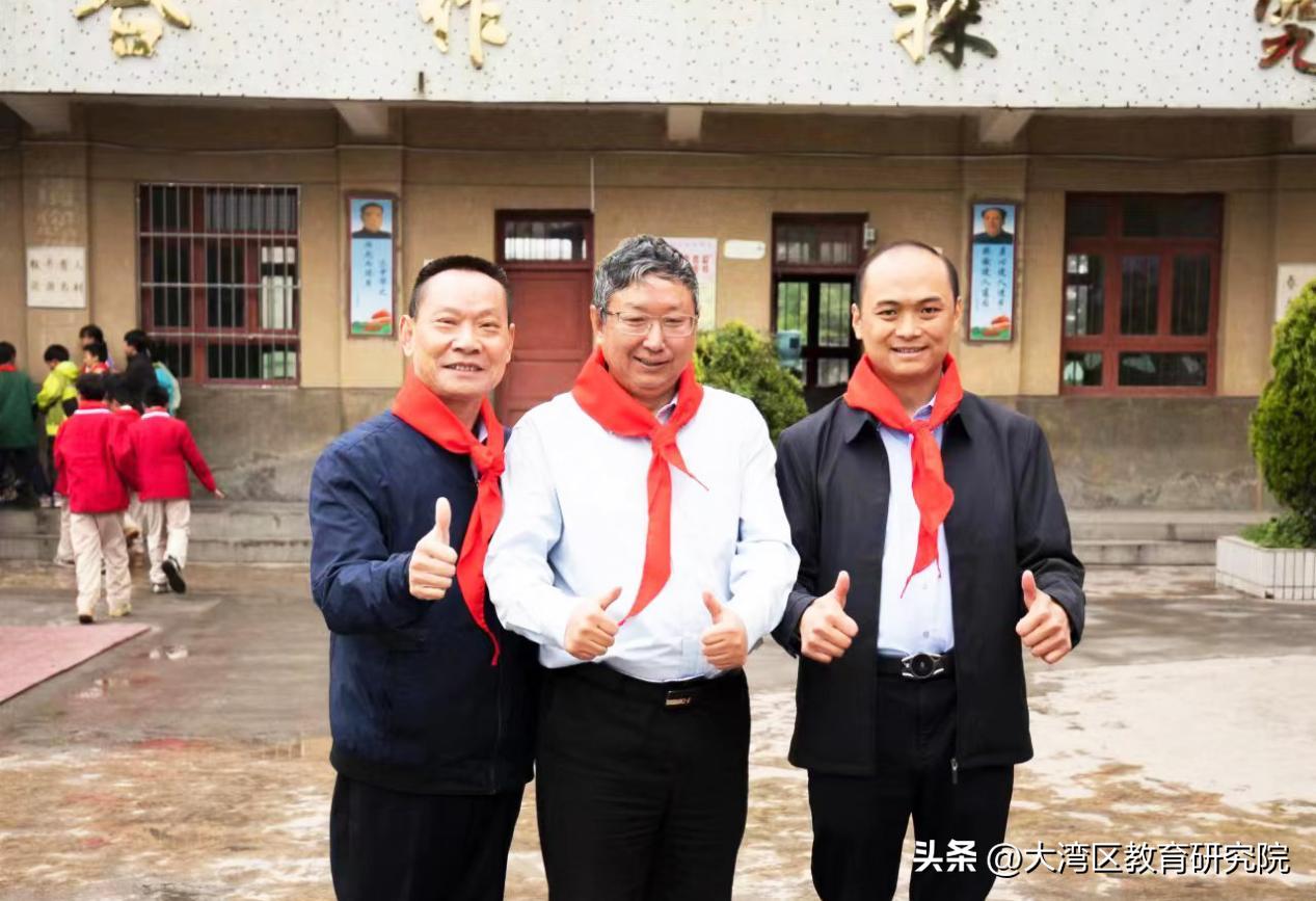 百里校园传爱心，千里同学酿佳话