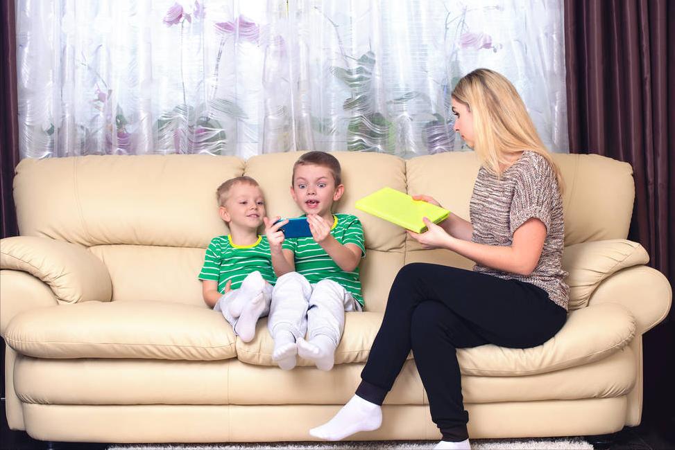 孩子爱玩手机咋办啊,孩子爱玩手机怎么办