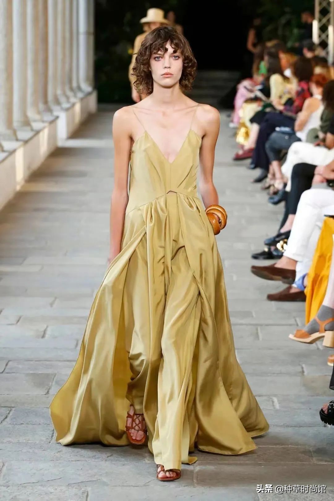 今年流行穿什么裤子和裙子,今年流行裙子配什么裤子