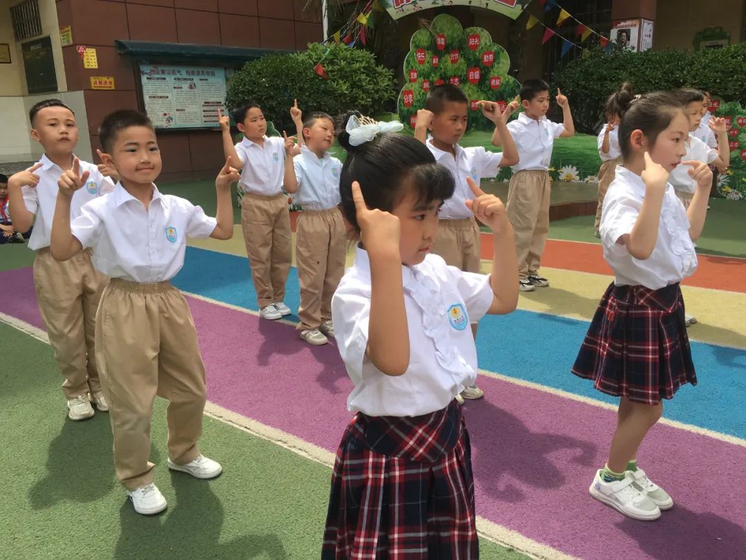 舞出勇气跳出自信——临渭区胜利小学开展“体验小舞台”梦想秀活动