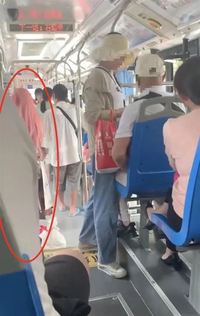 全网愤怒“扬州公交车上最丑陋一幕”，揭露祸害年轻人的病态群体