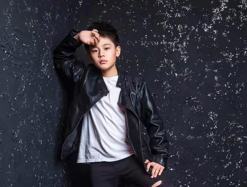 蔡国庆12岁儿子现身机场,蔡国庆晒与儿子同框照