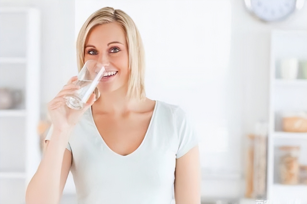 早上起来嘴巴里面有黄水怎么办,晨起一定要多喝水