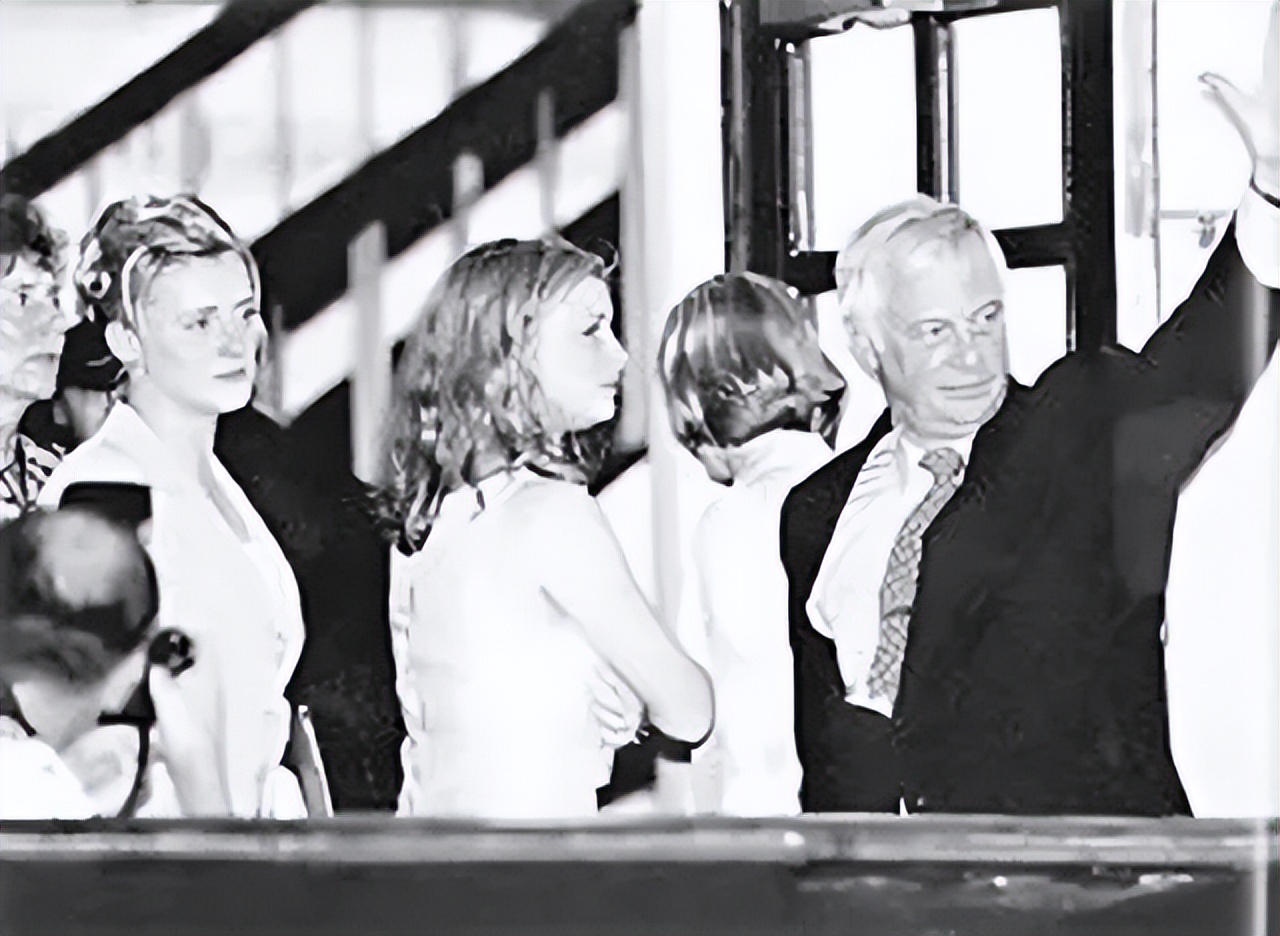 1997年香港回归场景：彭定康仰天含泪，“港督”女儿哭得难以自拔