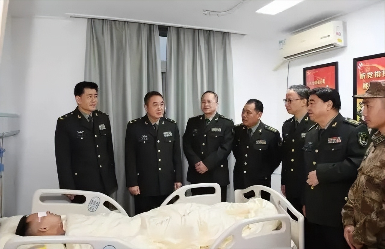 中国排雷英雄杜富国授勋仪式,排雷英雄杜富国八一勋章视频