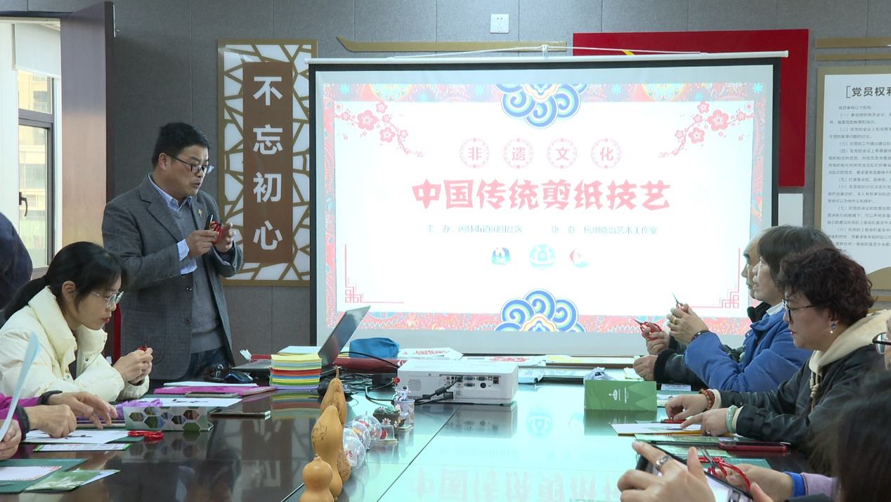 传承非遗剪纸艺起迎亚运,一把剪刀一张纸剪纸龙