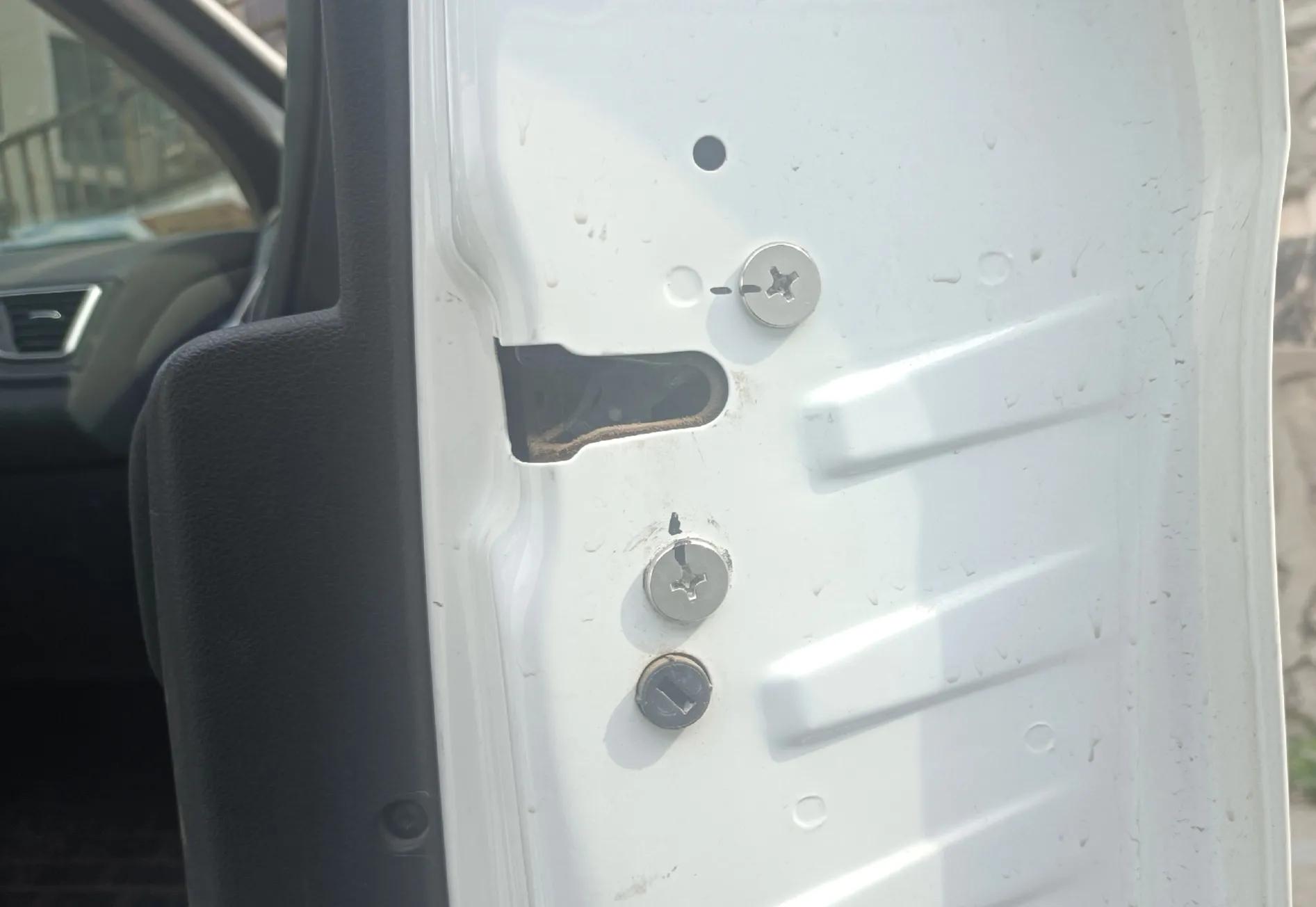 车换门必拆的螺丝,汽车门锁块更换教程