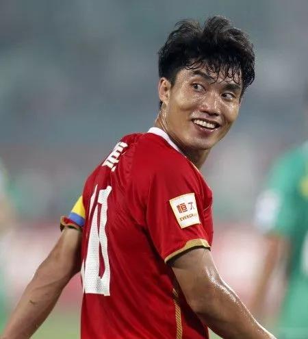 足球剪刀腿两人受伤,最悲壮的犯规郑智