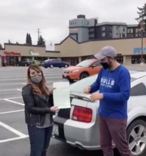 外国妹纸想用一个小发卡，跟别人换一栋房子，最后居然成功了