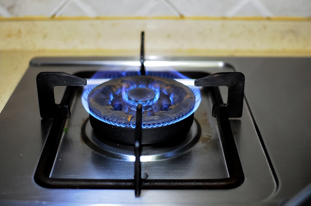 搬新家要不要燃气灶开火,搬新家父母给买锅碗瓢盆吗