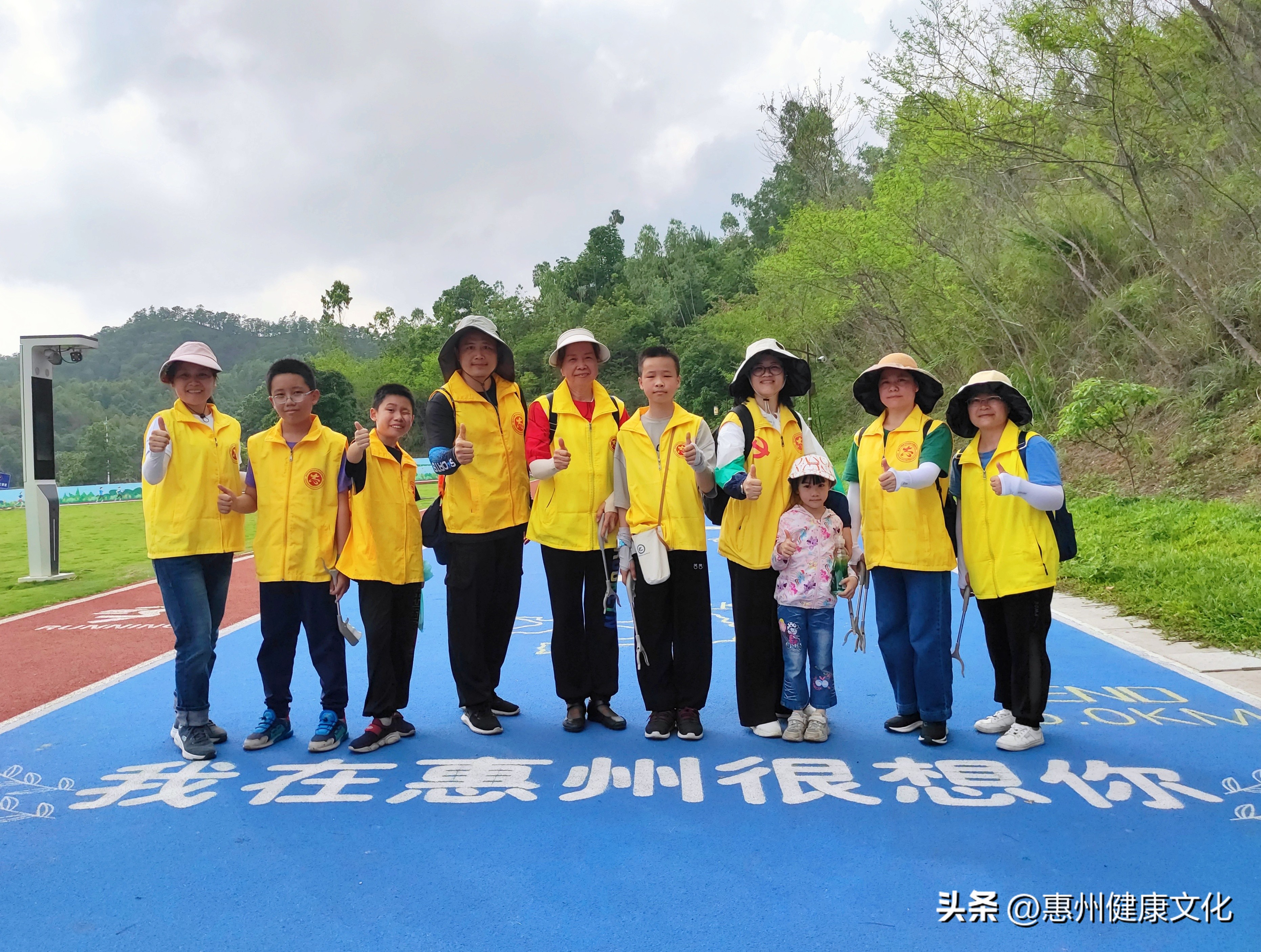 炎炎夏日抵挡不住志愿者的热情,酷暑六月为我们的志愿者点赞