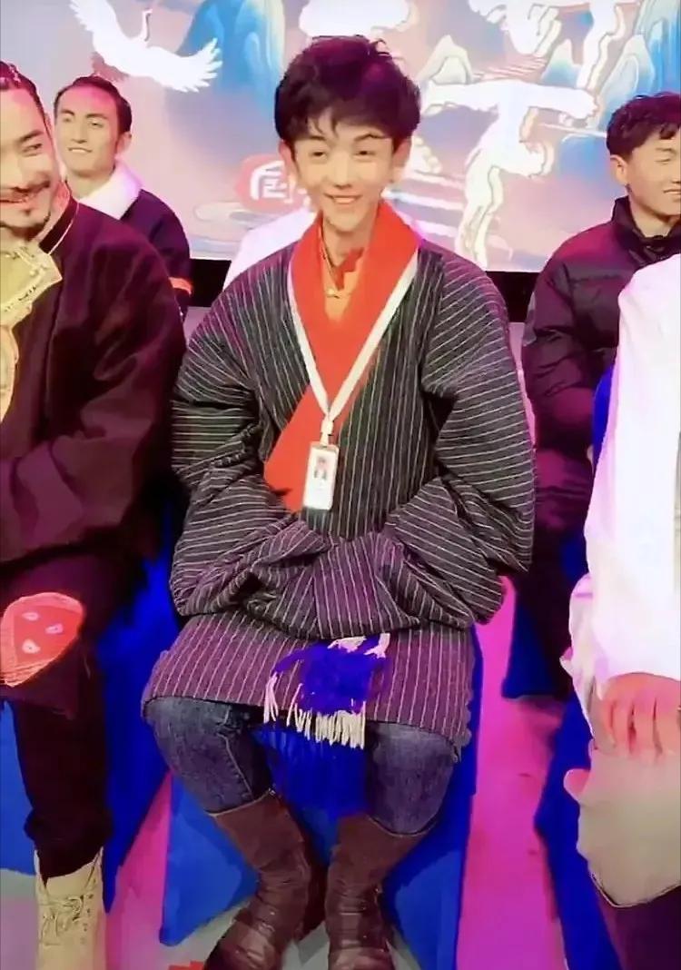 又土又浮夸，当男明星用上美颜滤镜，一个比一个怪异，太好笑了