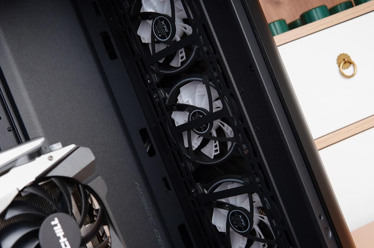 可以装多个硬盘的主机箱,带可插拔硬盘盒的主机