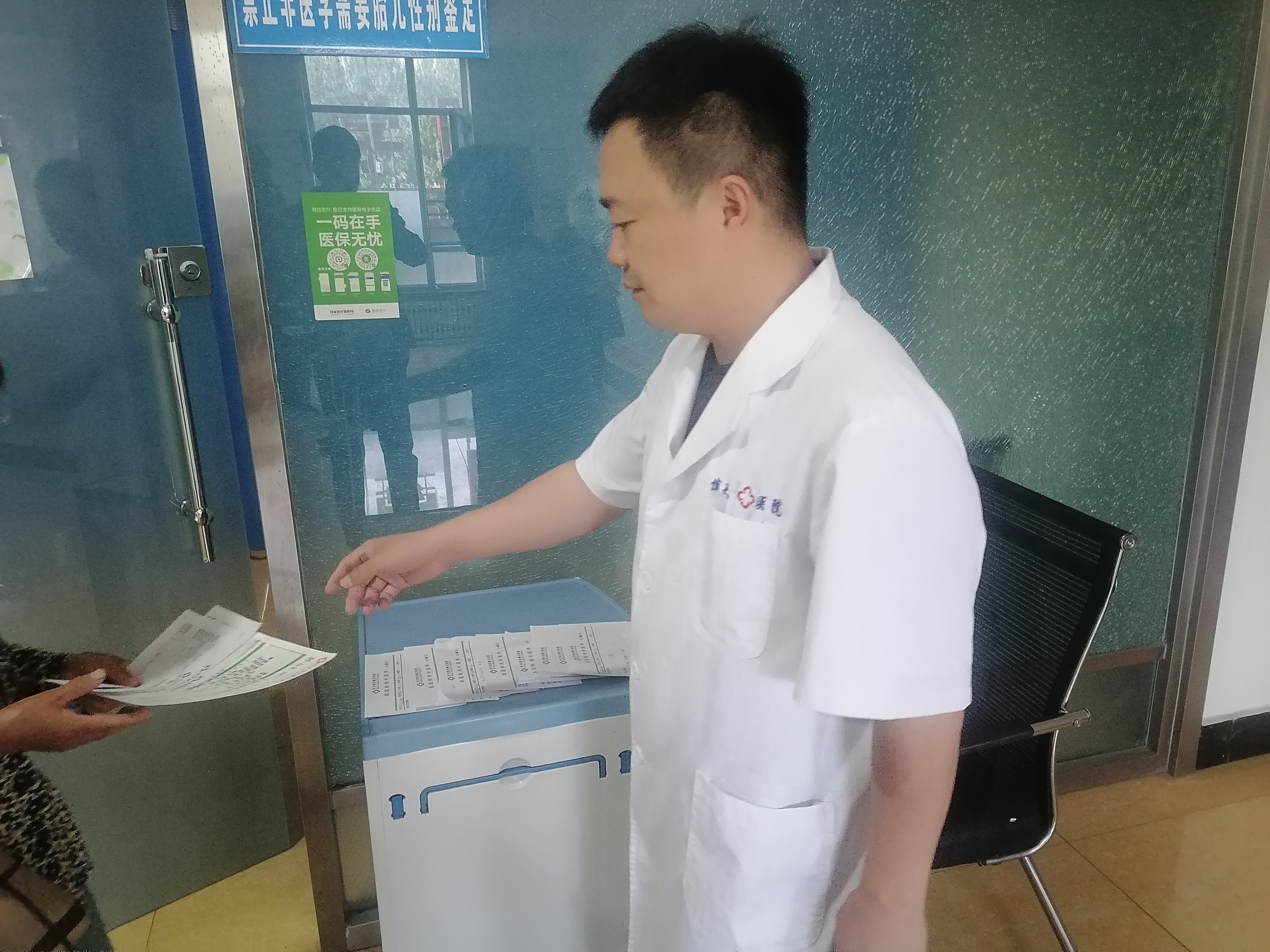 爱心义诊进乡村为民服务暖人心,爱心义诊为偏远乡村群众送健康