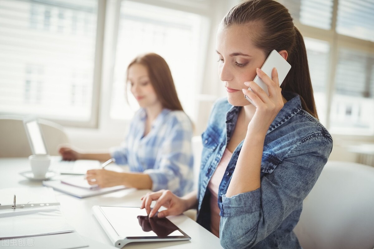 上班很烦躁不开心但是辞职又没钱,在公司干得不开心应该辞职吗