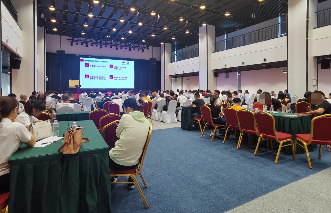 回顾美艳董事长落马，21岁刚毕业就当上了当地局长，疑似权色上位