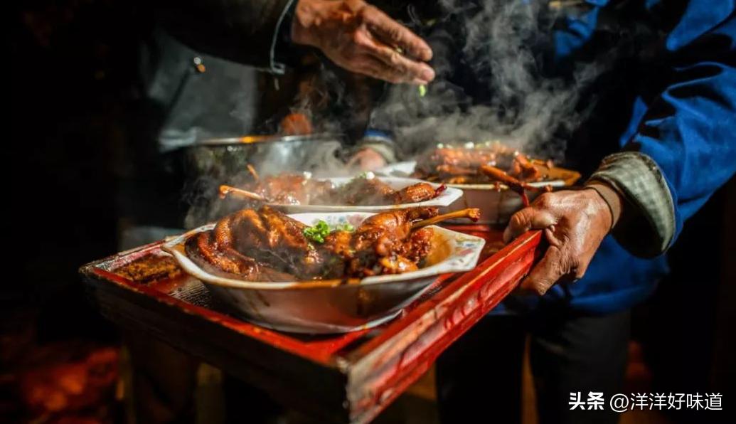 贵州大哥吃食物,大哥农村吃席视频
