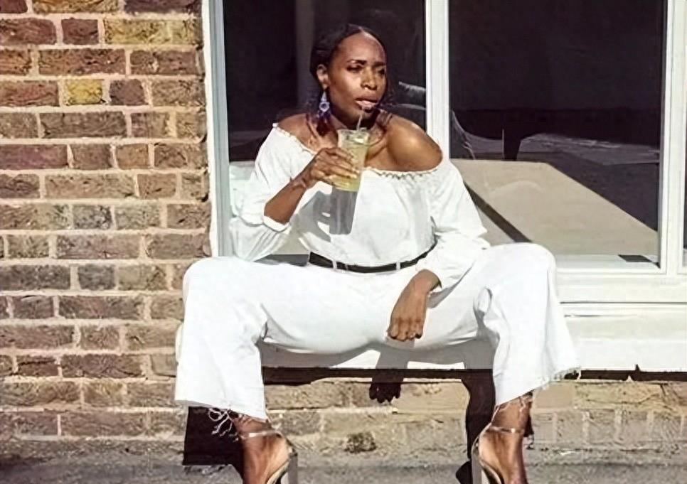 为什么外国坐地铁要靠墙,国外女生坐地铁