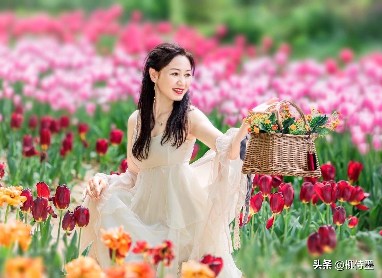 短视频拍摄人像怎么摆姿势,拍蔷薇人像如何摆姿势夜晚