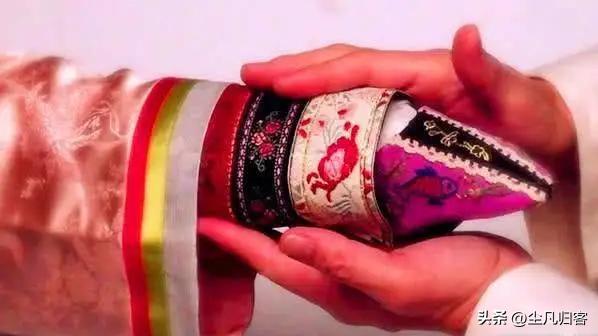 疫情“封城”之于女人“裹脚”，习惯了束缚，强迫放脚都不放