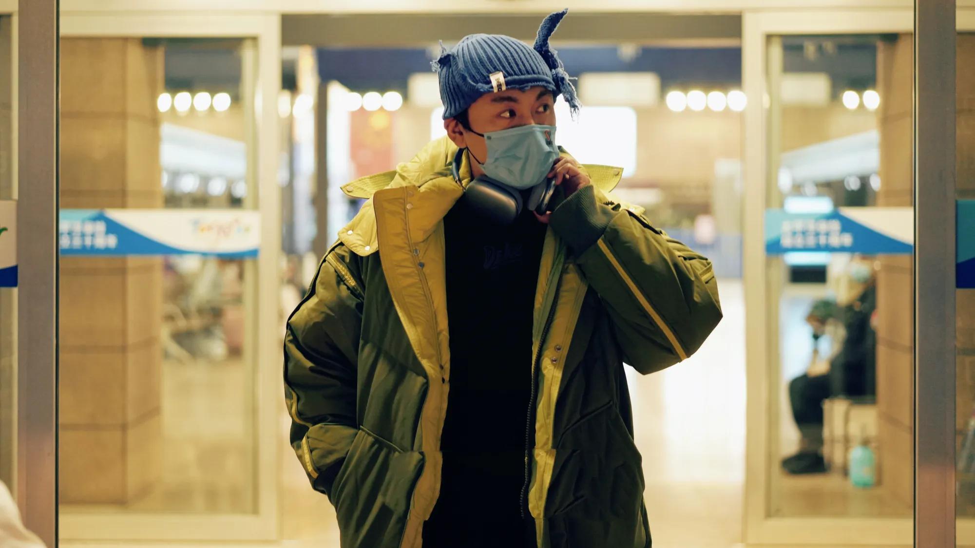 秦昊橘色羽绒服,秦昊同款外套