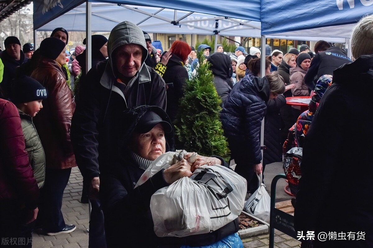 再打下去或将无人！乌克兰开战后人口少了1100万，还欠下一屁股债