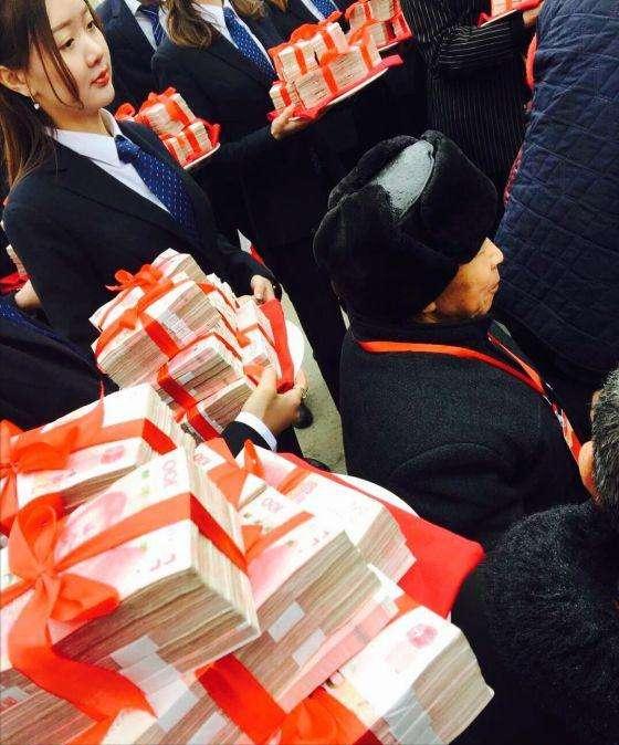 90后小伙带领全村人发家致富,男子创业成功回乡带500多人增收