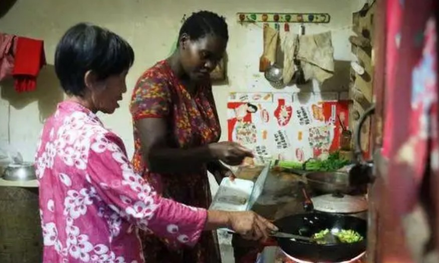 23岁非洲姑娘嫁41岁河南农民，婚后交流全靠比划，如今种花椒致富