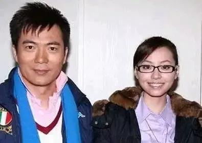 黄健翔前妻是端盘子的吗,足球解说员黄健翔现任妻子