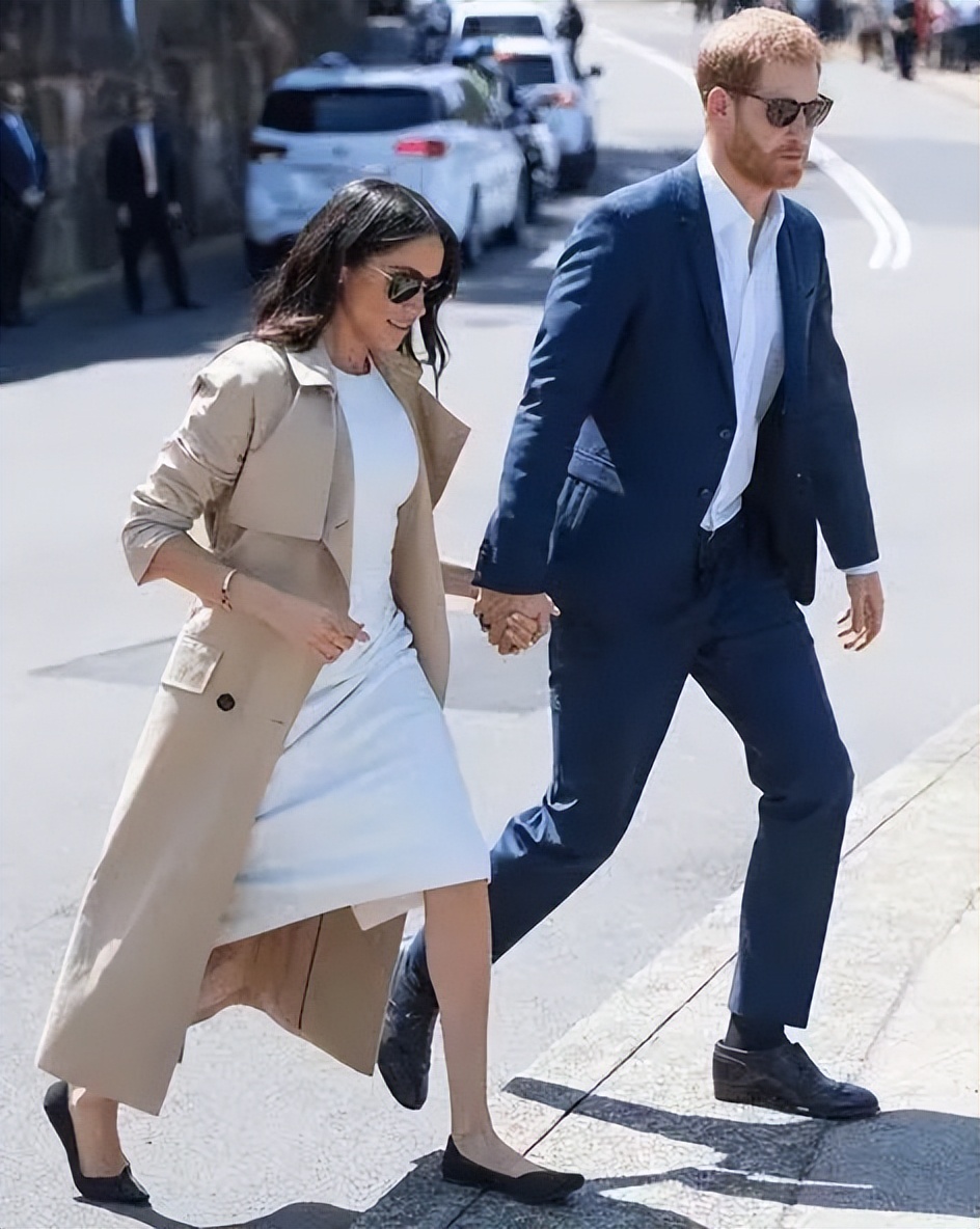 贾玲穿的鞋子品牌,贾玲今年春节穿的鞋