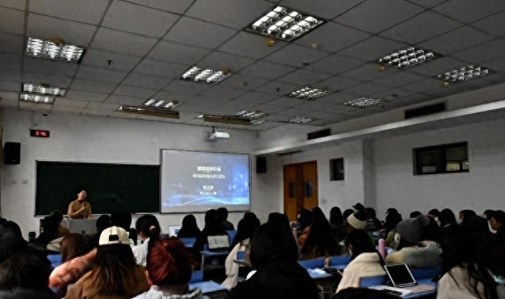 袁莉的狂妄行径：揭秘她如何成为全球闻名的丑角