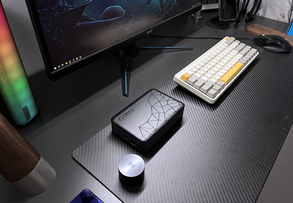 900不到，体积还小，哥们给自个儿组了个小NAS玩