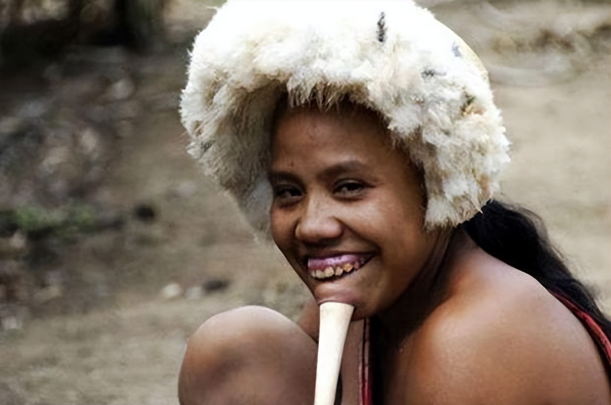 以“裸为美”部落，无论老少都下巴插木棍，这种陋习为啥还存在？