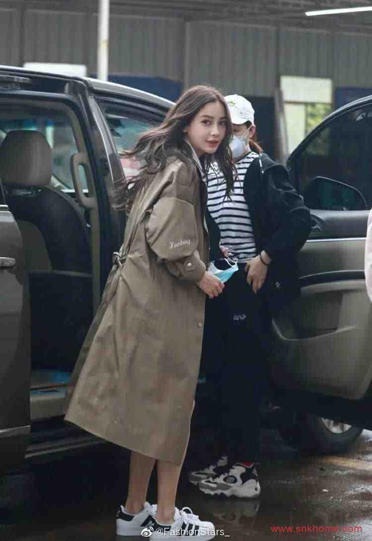 董洁毛衣搭配什么鞋好看,董洁球鞋搭配分享