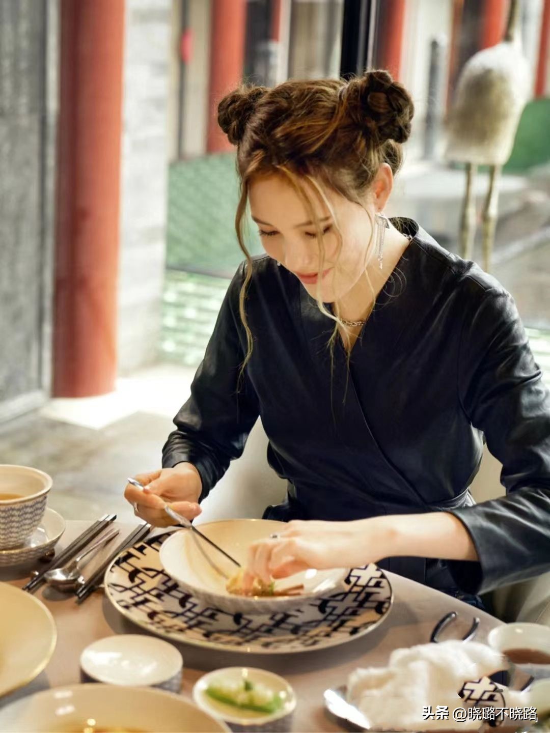 今年火了一种发型叫“龙须刘海”，洋气吸睛，热巴、关晓彤都上头