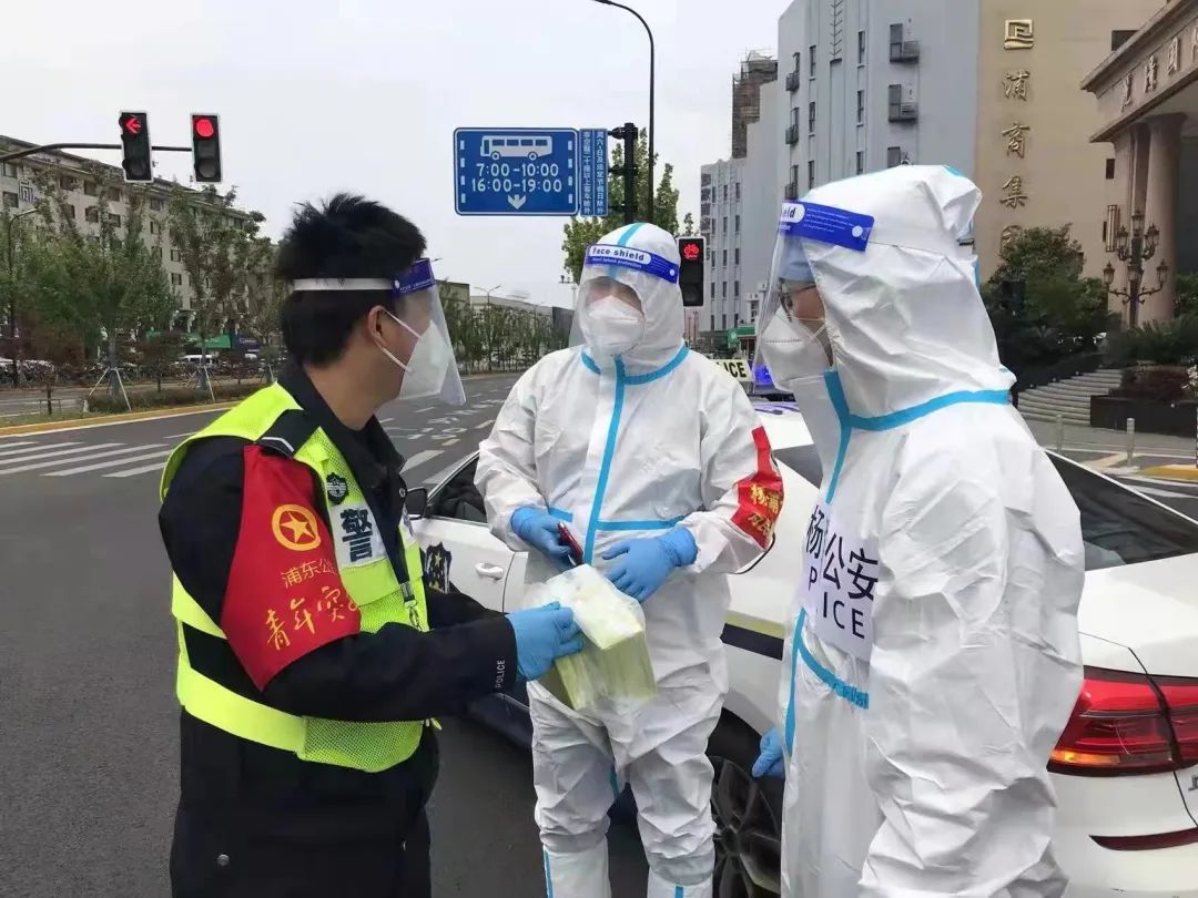 社区帮困先锋队齐心战疫共克时艰,社区帮困先锋队接力帮助百岁老人