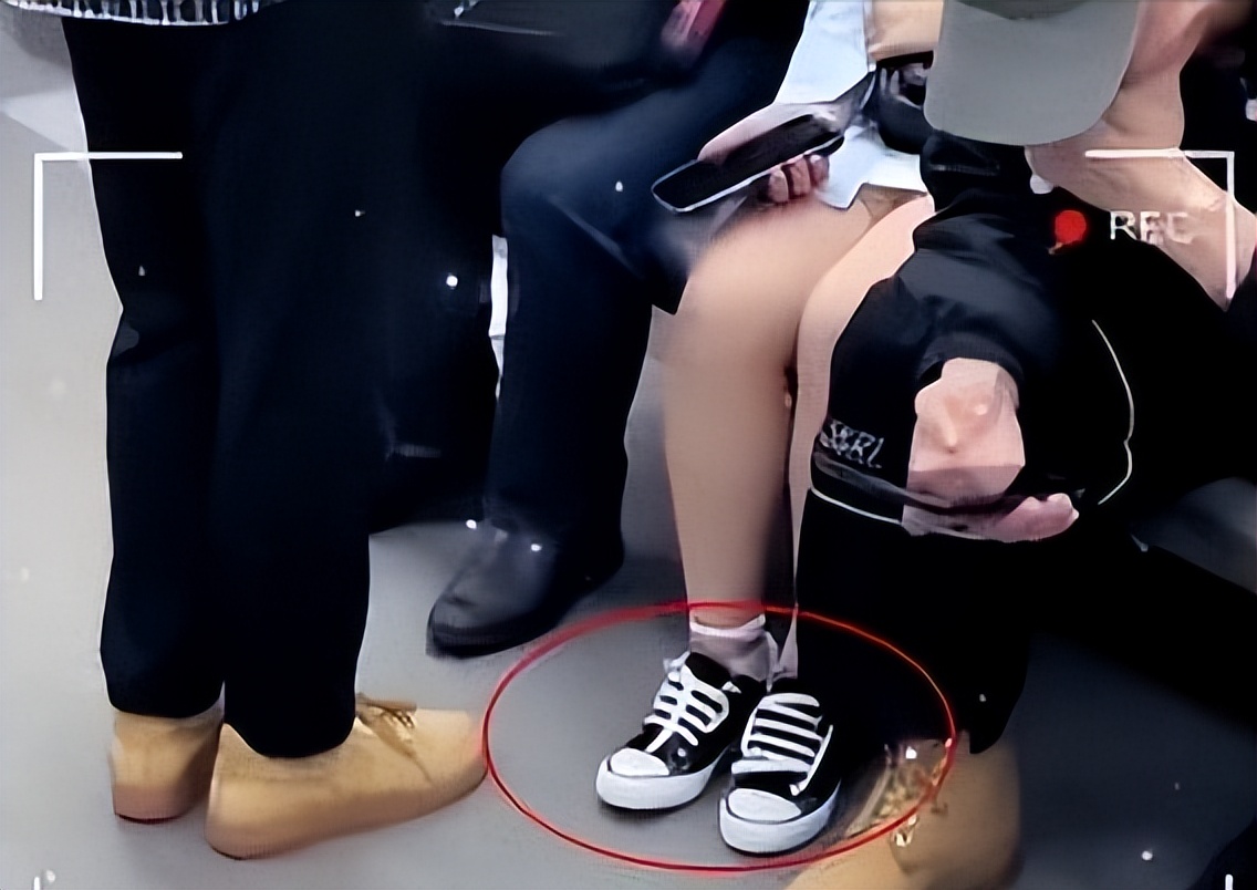 重庆，女子鞋带系成“单身”字样，吸引男子注意：男子秒懂加微信