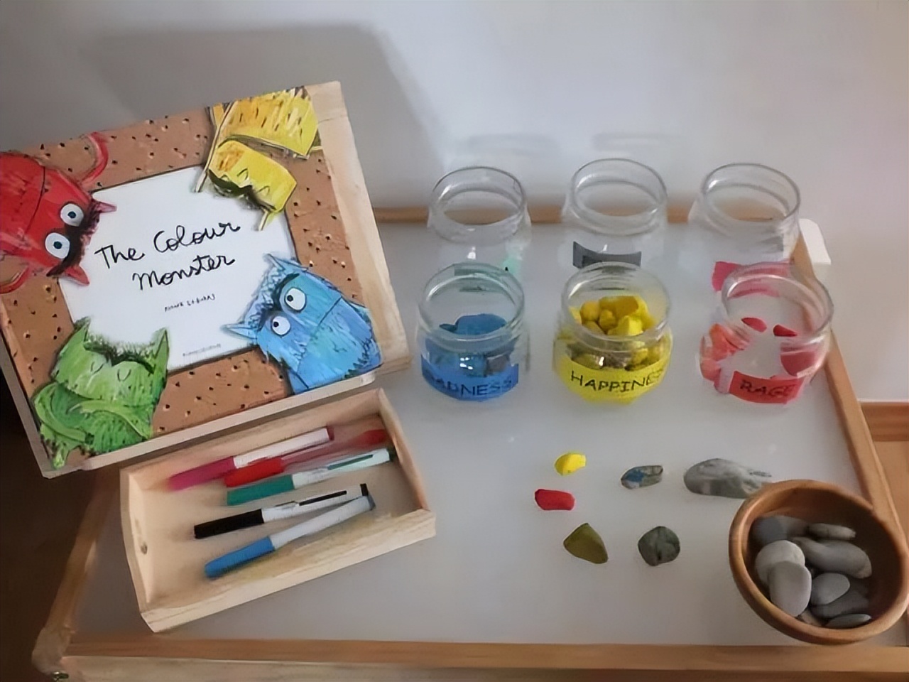 绘画疗愈孩子情绪的案例,自闭症儿童康复绘画